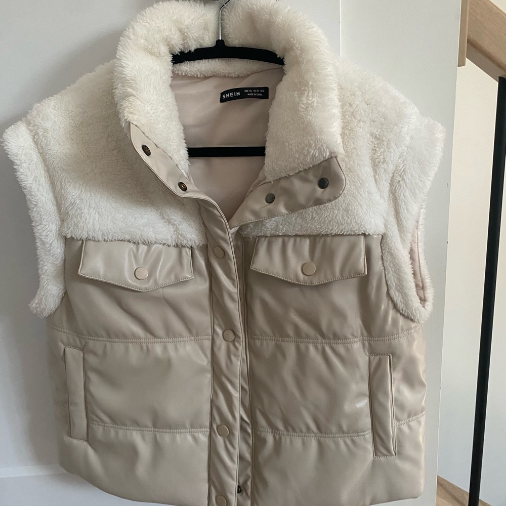 SHEIN Women's Beige and White Vest